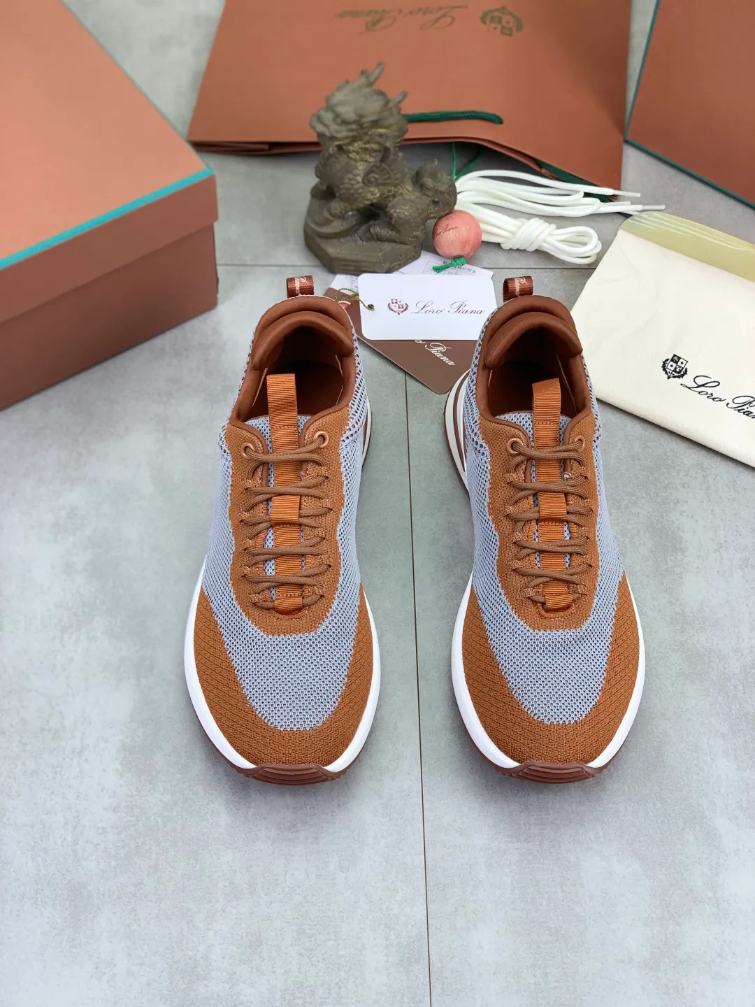 Men's men's shoes 💰P542 New style 💰High quality The latest casual shoes Loro Piana 💯Top grade💯Buy the original copy💯 Founded the existing Loro Piana company on April 24, 1924. The family has been operating for the sixth generation, providing top quality products to customers who are discerning in taste and quality. Imported original fly woven fabrics with cowhide fabric, plain calfskin lining, hand-stitched threads with cowhide feet, original packaging, high-end outsole, size: 38-46, multiple colors available, complete package